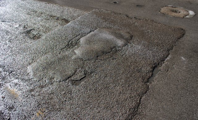 strada e marciapiedi dissestati