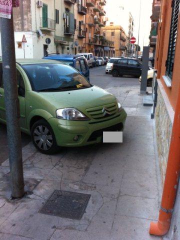 Parcheggio su marciapiede