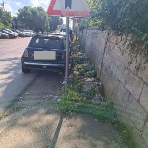 Assenza marciapiedi e ostacoli pericolosi