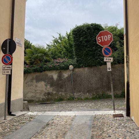 Palo segnaletica stradale intralcia la svolta Via Gallo angolo Via San Martino