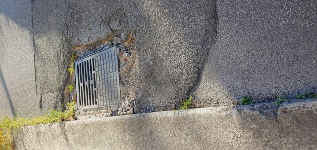 Dissesto asfalto attorno al tombino 