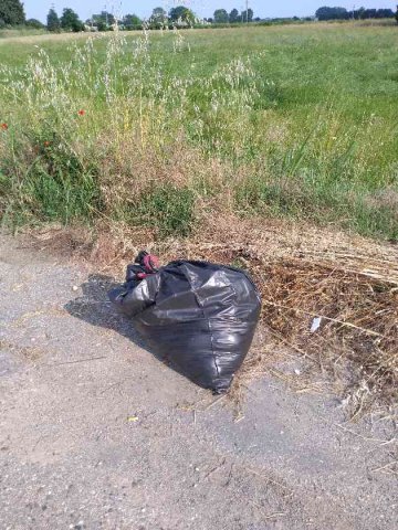 Sacco di indifferenziato, pesante, abbandonato.