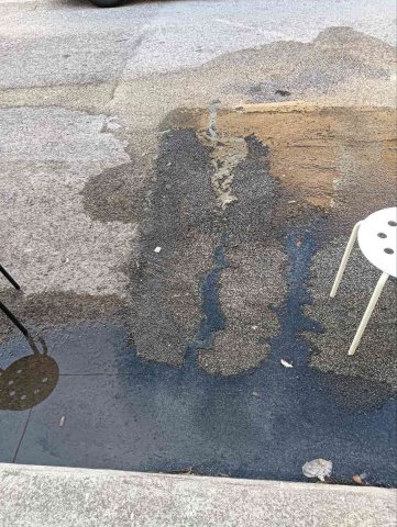Fiuoriuscita di acqua dalla strada