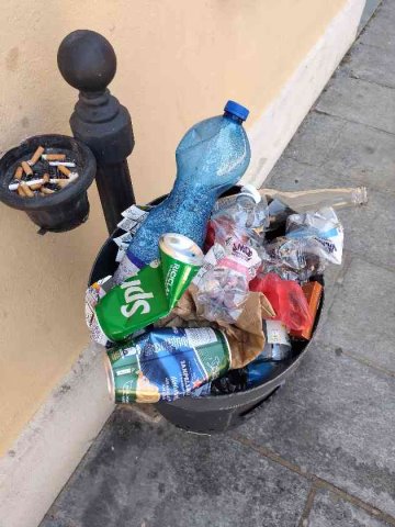 Cestino stracolmo alla Stazione.