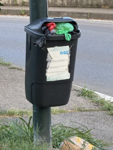 Cestino pubblico da svuotare