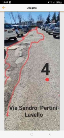 strada con buche