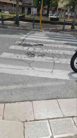 strada SS93 incrocio con semafero Penny sulle strisce pedonali ci sono buche