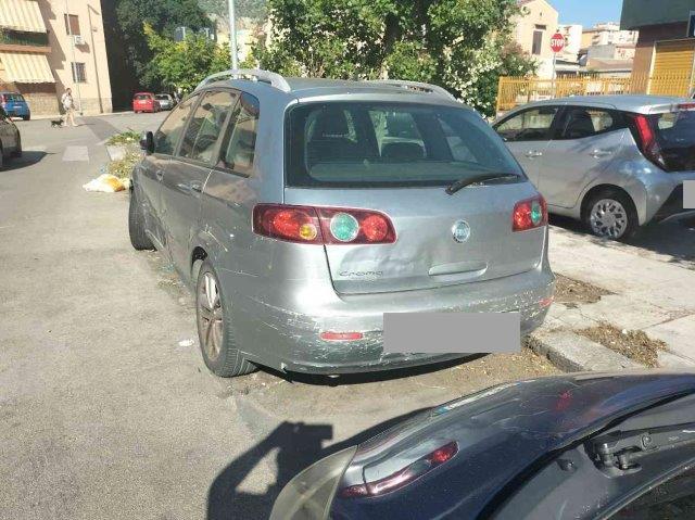 auto abbandonata via Giuseppe Carta