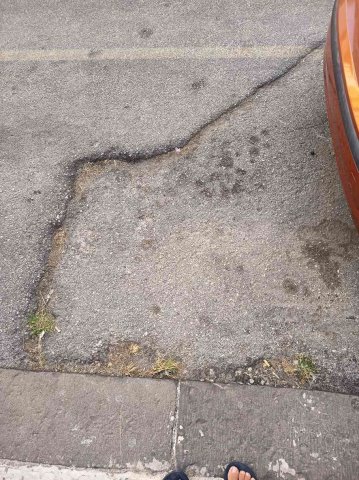 Strada indicata dalla foto dissestata , via Re Ierone II n.47