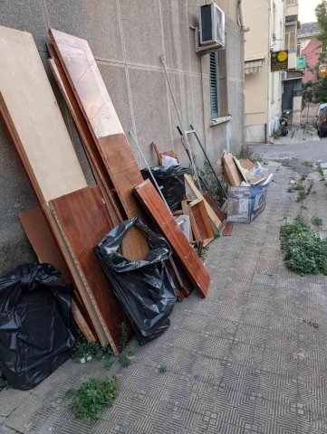 Rifiuti abbandonati in via glauco