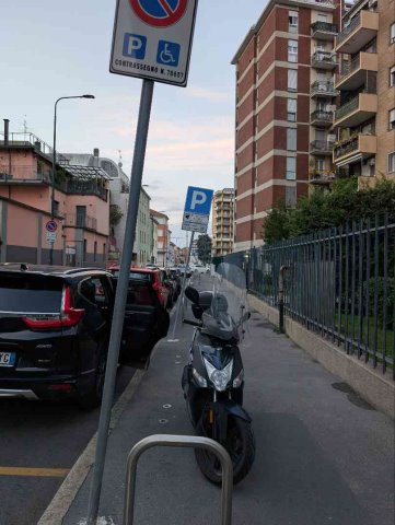 segnaletica verticale storta e pericolosamente barcollante