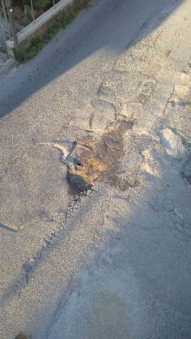 Perdita acqua e formazione buca.