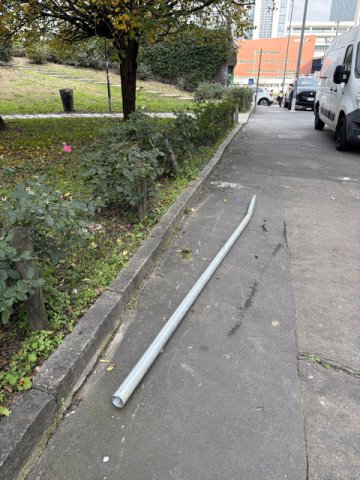 palo di acciaio di presunto cartello stradale sul marciapiede con bordi taglienti