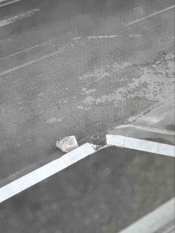 Marciapiede danneggiato.