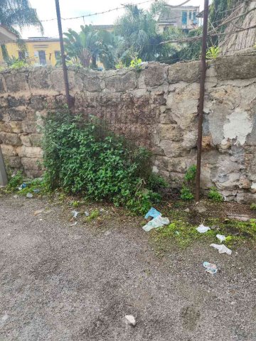 rete metallica abbandonata