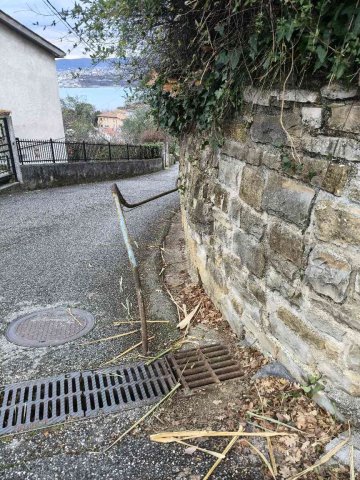 corrimano danneggiato e pericoloso