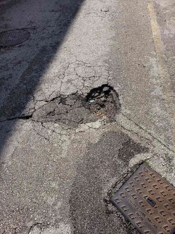 Grossa buca in via Re Ierone 2 n 45/47 Siracusa