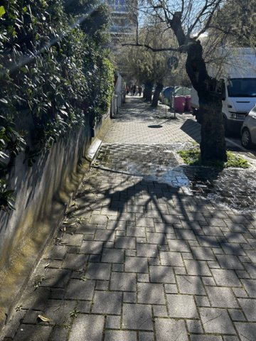 tubi di scarico privati su marciapiede pubblico